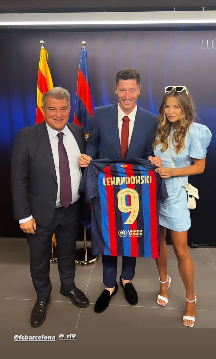 CorDelBarca_'s tweet image. 🎙️ Lewy o swojej żonie Annie.  

„Ona jest moją pierwszą psycholog: po dobrym lub złym meczu jest pierwszą osobą, z którą rozmawiam, nie tylko o piłce nożnej, ale także o moim umyśle.  

Co myślę, co czuję. Ważne, żebym mógł z kimś takim porozmawiać.  

Zna mnie bardzo dobrze i