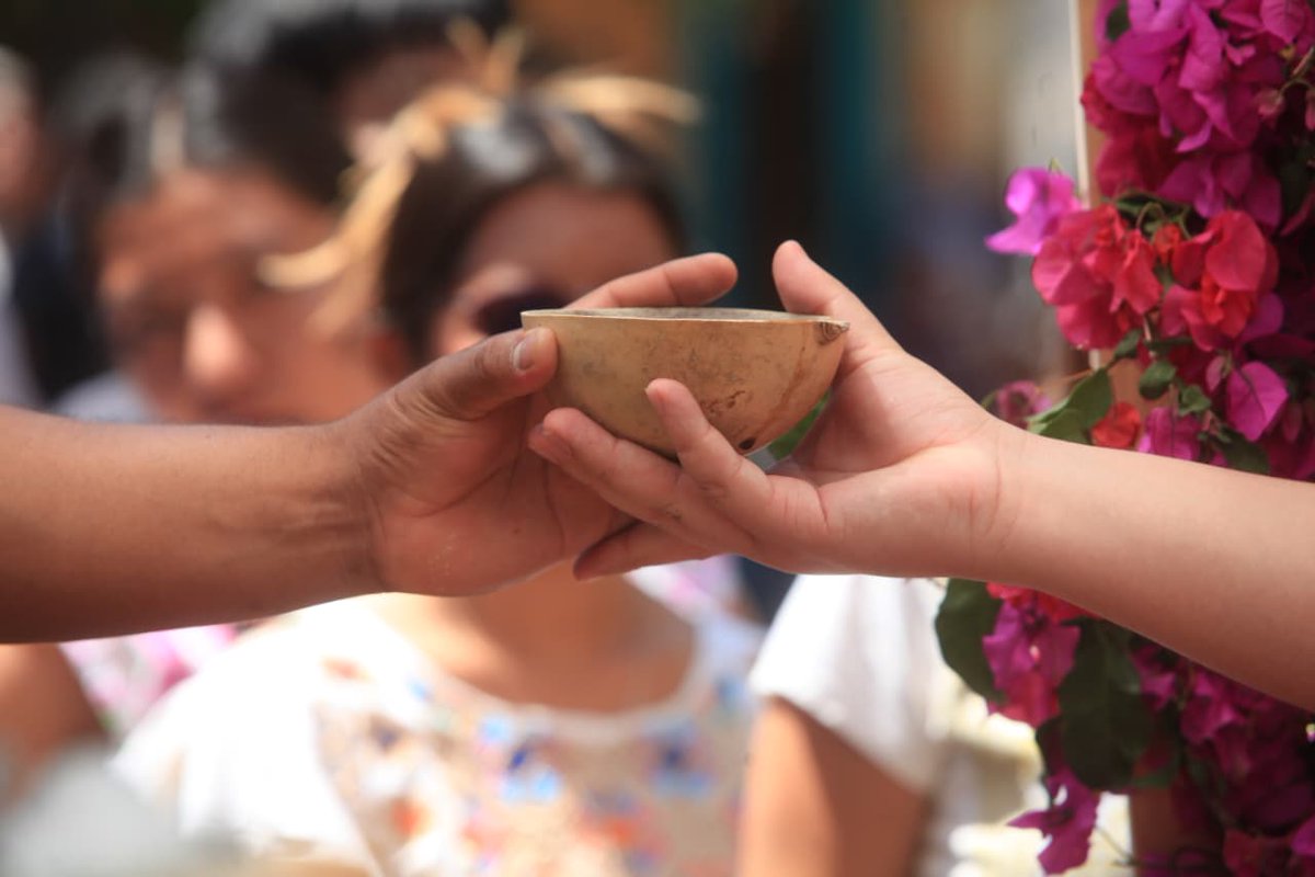 ✨Celebran en Oaxaca la tradicional "Samaritana", una tradición basada en la biblia católica y en la que familias, establecimientos comerciales, restaurantes y hoteles, regalan agua de sabores. Destacan la de horchata, de chilacayota y jamaica 

📷  Edwin Hernández