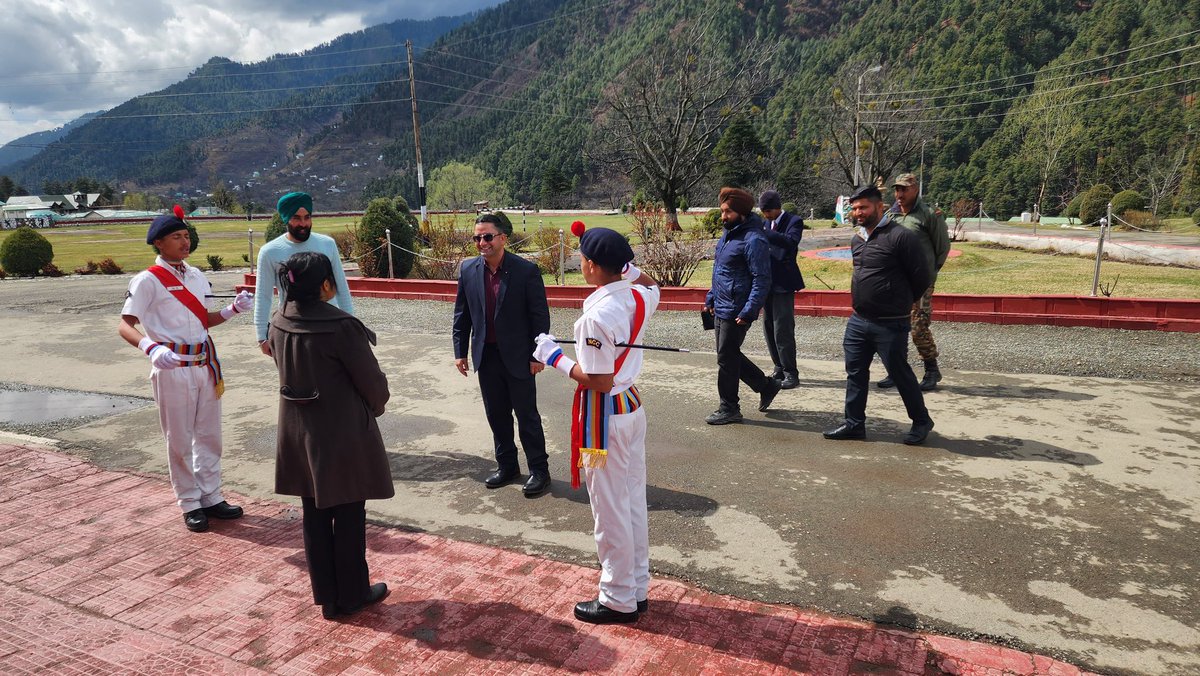 PahalgamAGPS's tweet photo. Executive Offr Cdr Tej Ram Sharma of1 J&amp;KNavalUnitNCCSrinagarvisitedour schoolwithhisPITeamon12th Mar’26.HeinteractedwithPrincipal&amp;motivatedNCC cadetsofNavalWing
Hegavetheappreciationcertificatetoour ANONavalWingMr.Gursharenforhis sincere service @ChinarcorpsIA @NorthernComd_IA https://t.co/lAGwtx83PH
