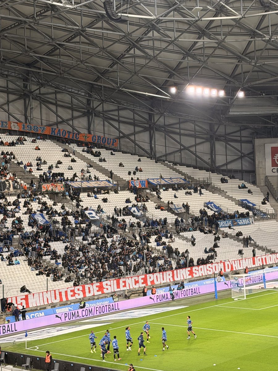 « 45 minutes de silence pour une saison d’humiliations » 

Bas virage sud