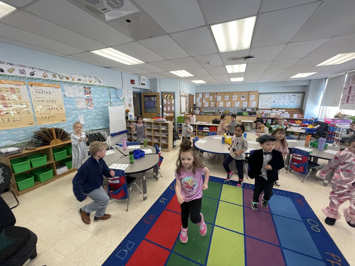 Ms. Lyons tweet media