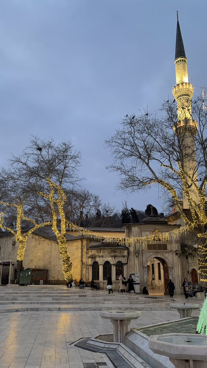 İstanbul’da kendi evimden babamın evine gidiş yolu o kadar uzun ki babam arayıp hayırlı yolculuklar diliyor dhdjf 

Bu şehrin güzelliğine ve huzuruna tüm külfeti değiyor ✨