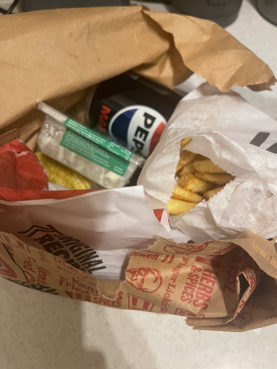 AlisonLewis_28's tweet photo. @ubereats_uk again another cold food delivery!! It’s an absolute disgrace that I should have food I have paid for turn up like this. They packed my whole order into a bag so hot food was mixed with a cold drink and coleslaw that’s been in a fridge. Not good enough https://t.co/jTo4T87yGX