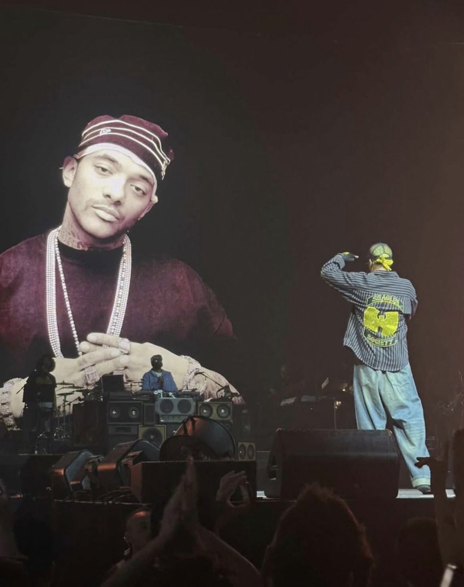 RZA rindiendo homenaje a Prodigy durante el concierto de Wu-Tang Clan en Italia.

Qué imagen…