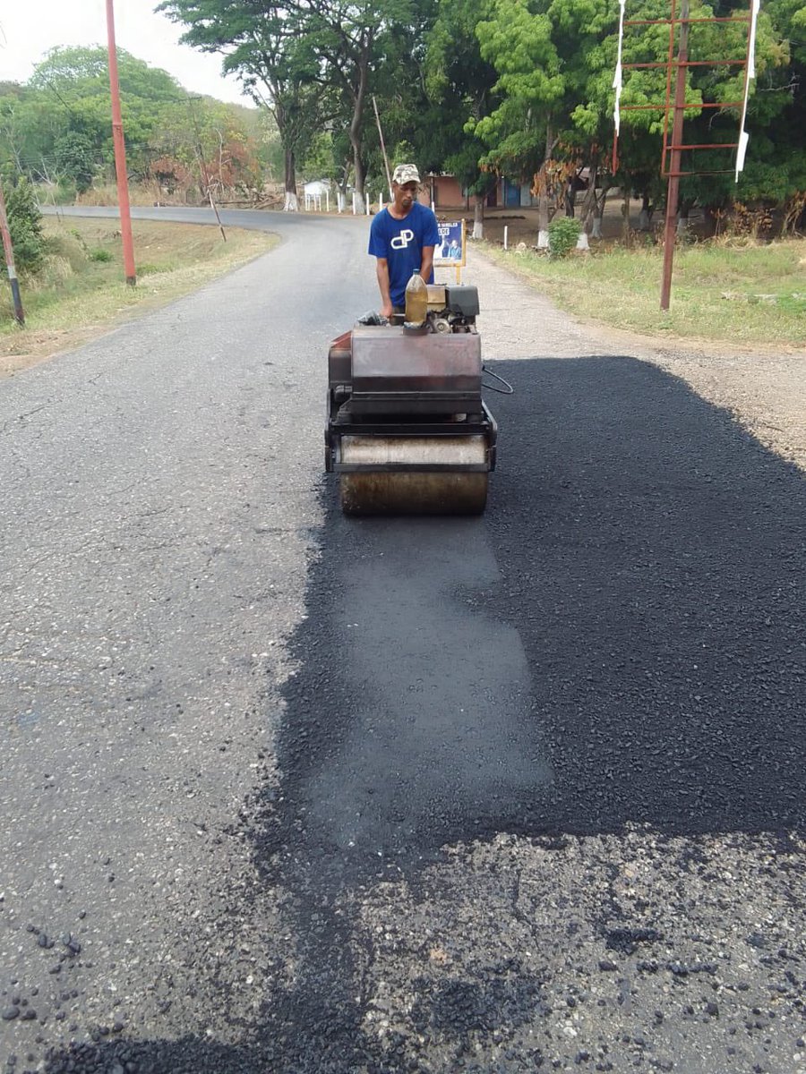 El Alcalde Alexander Mireles resaltó que continúa de la nueva etapa de la Ruta del Asfalto en el tramo vial de los sectores El Potrero - El Cacao la altura de Planta Caven 005.