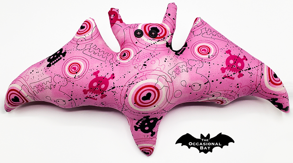 OccasionalBat's tweet image. Skulls and hearts, the perfect blend of edgy and sweet! Embrace your dark side while celebrating love. It's all about balance, right? Join the fun! #SkullsAndHearts #EdgyVibes #LoveLife #FunTimes #TheOccasionalBat #Handmade #BatShapedPillow ☠🩷🦇 theoccasionalbat.etsy.com/listing/187619…