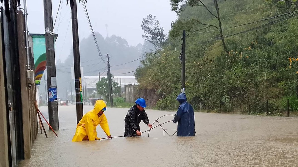 #AltaVerapaz · Lluvia intensa provoca inundaciones en sectores de Cobán. la municipalidad local realiza labores de desfogue en zonas como el ingreso a San José Colonia, calle frente a escuela Pain y 7a avenida zona 11. Autoridades evalúan daños. #ClimaGT #Guatemala #NoticiasGT