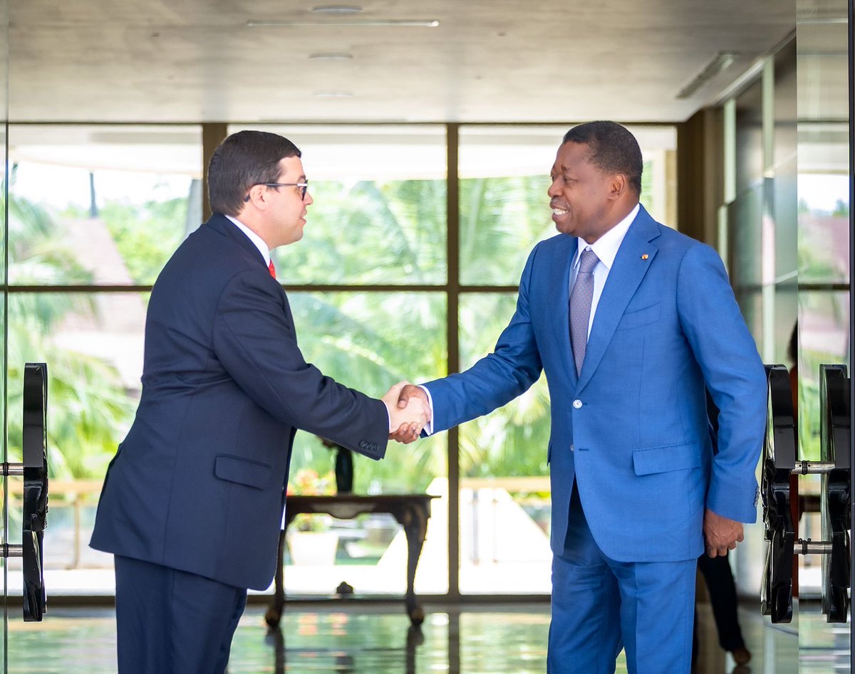 Le Président du Conseil, Faure Essozimna Gnassingbé a accordé ce vendredi 13 mars 2026, une audience au Sous-Secrétaire d’État adjoint au Bureau de la population, des réfugiés et des migrations, Christian Jové Ehrhardt en visite de travail au Togo.

Le Représentant de la Maison