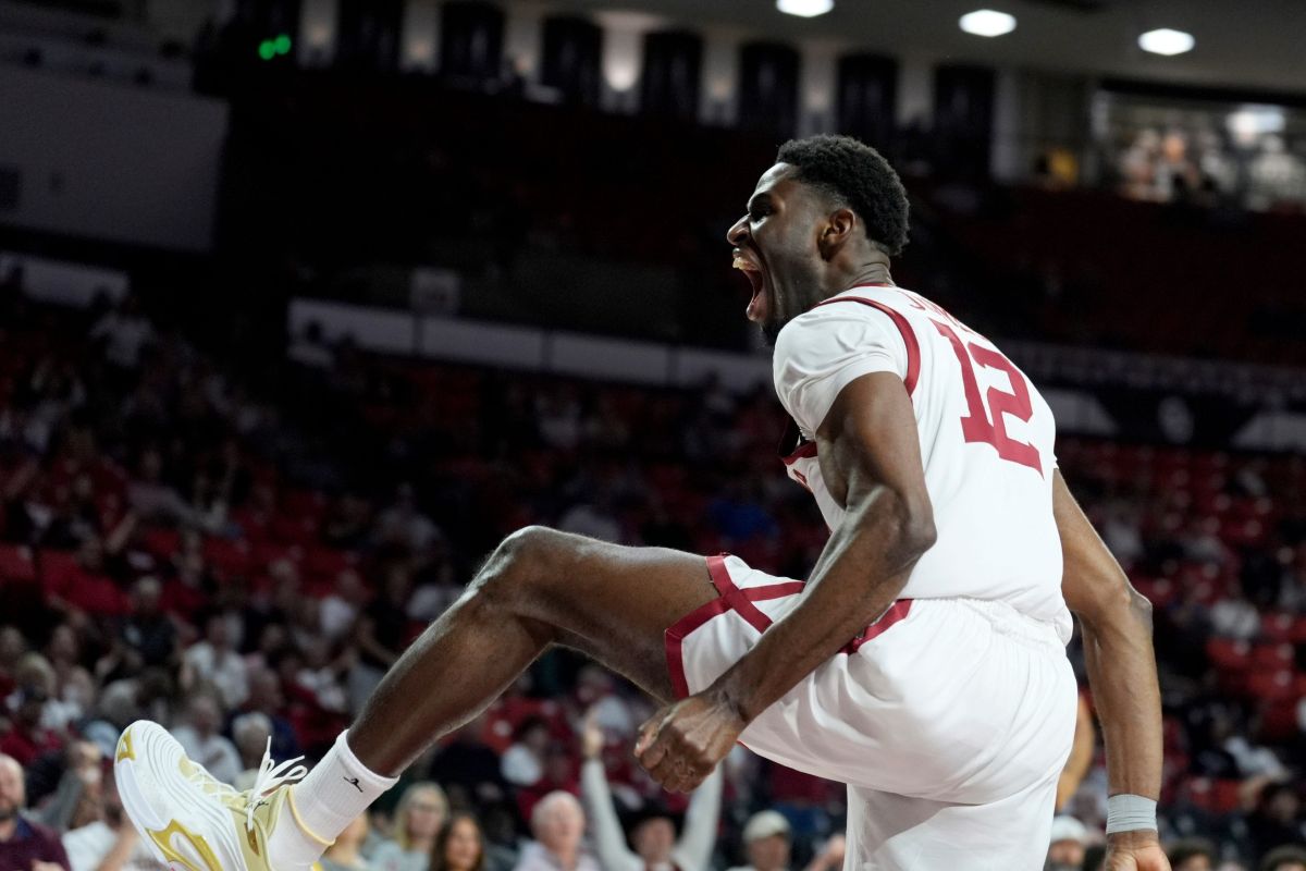 BPrzybylo's tweet image. Is Jadon Jones the best photo reaction #OU player ever #justsayin?

On another note, #HoopsReport!!!!!

#Sooners ready to bust down that NCAA door? Three games in three days, Arkansas tonight.

Checking in w/ @Eddie_Rado. 

youtube.com/watch?v=Z0Wq9c…

on3.com/teams/oklahoma…