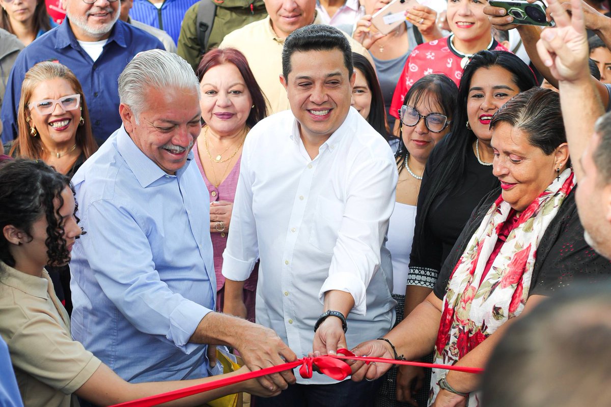WillianGil's tweet photo. Entregamos la Escuela Carmen Rosales Gómez en el sector El Turpial, estado Miranda junto al gobernador Elio Serrano 
Está institución educativa quedó hermosa, con toda su dotación, recuperación de aulas, cocina, cancha, entre otros. 
¡Seguimos💪🏼🇻🇪! https://t.co/BrIMEahQUU