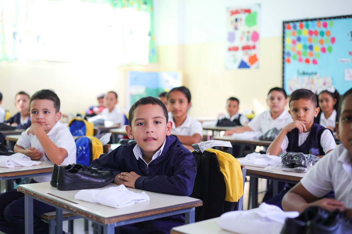WillianGil's tweet photo. Entregamos la Escuela Carmen Rosales Gómez en el sector El Turpial, estado Miranda junto al gobernador Elio Serrano 
Está institución educativa quedó hermosa, con toda su dotación, recuperación de aulas, cocina, cancha, entre otros. 
¡Seguimos💪🏼🇻🇪! https://t.co/BrIMEahQUU