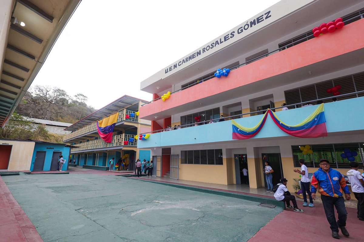 WillianGil's tweet photo. Entregamos la Escuela Carmen Rosales Gómez en el sector El Turpial, estado Miranda junto al gobernador Elio Serrano 
Está institución educativa quedó hermosa, con toda su dotación, recuperación de aulas, cocina, cancha, entre otros. 
¡Seguimos💪🏼🇻🇪! https://t.co/BrIMEahQUU