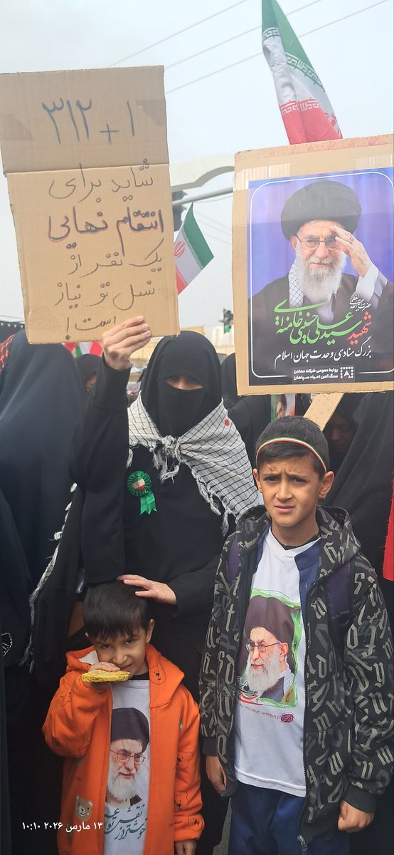 امروز تو راهپیمایی روز قدس بادوتاپسرش  اقا محمد حسین واقا محمد محسن اومده بود. مادرهای ایرانی امروز فرزندانشون رو نذر ظهور و یاری رهبرشون  کرده اند. 
#ایران_بیت_المقدس
#قدس_وعده_صادق