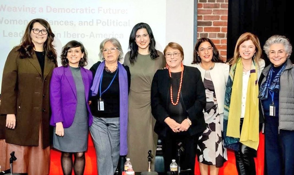 🗨 Tenemos que dejarle de hablar a las mujeres de temas de mujeres.

Tenemos que hablarle al poder de temas del poder.

Agradezco esta  experiencia para seguir haciendo redes con valiosas mujeres iberoamericanas 💜 junto a <a href="/ONUMujeres/">ONU Mujeres</a>
Y <a href="/ClubdeMadrid/">Club de Madrid</a> 👇🏻

parlamentario.com/2026/03/13/moi…