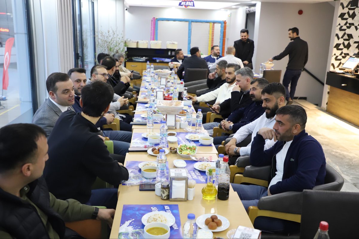TOBBBingolGGK's tweet photo. TOBB Bingöl Genç Girişimciler Kurulu Başkanımız Mehmet Temiz’in ev sahipliğinde, kurul üyeleri ve davetlilerin katıldığı iftar programı düzenlendi. Gerçekleşen programa Yönetim Kurulu Başkanımız Sayın Kadir Çintay da katılım sağladı. https://t.co/sCGhusU1g2