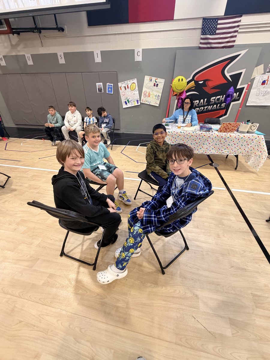 HaileyHartford's tweet photo. Battle of the books is just the best! 📚#centralcards #sd113a https://t.co/slHcXDk9H0