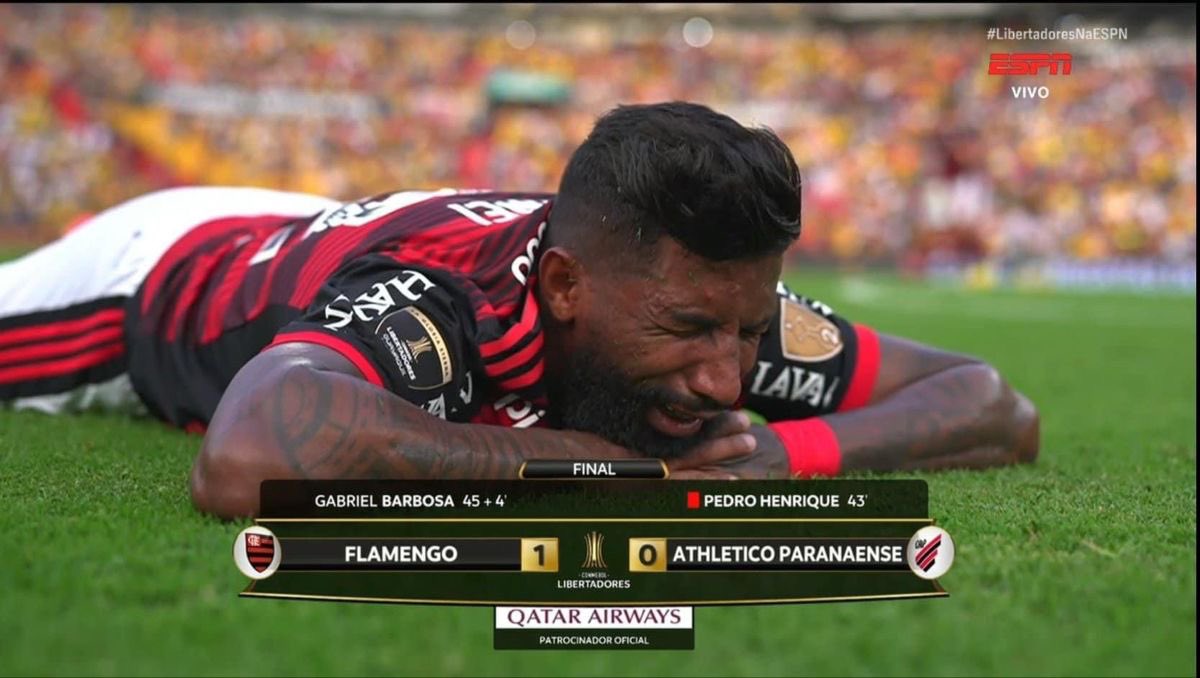 flattorcedor's tweet photo. Saiu na mídia recentemente que Leonardo Jardim deseja reforço na lateral direita para a próxima janela, e vi muito torcedor pedindo a volta do Rodinei.

Me lembrei dessa imagem icônica. Passou por altos e baixos aqui, Rodi é Flamengo pra c@r#&amp;0! https://t.co/PPYxK7ijH0