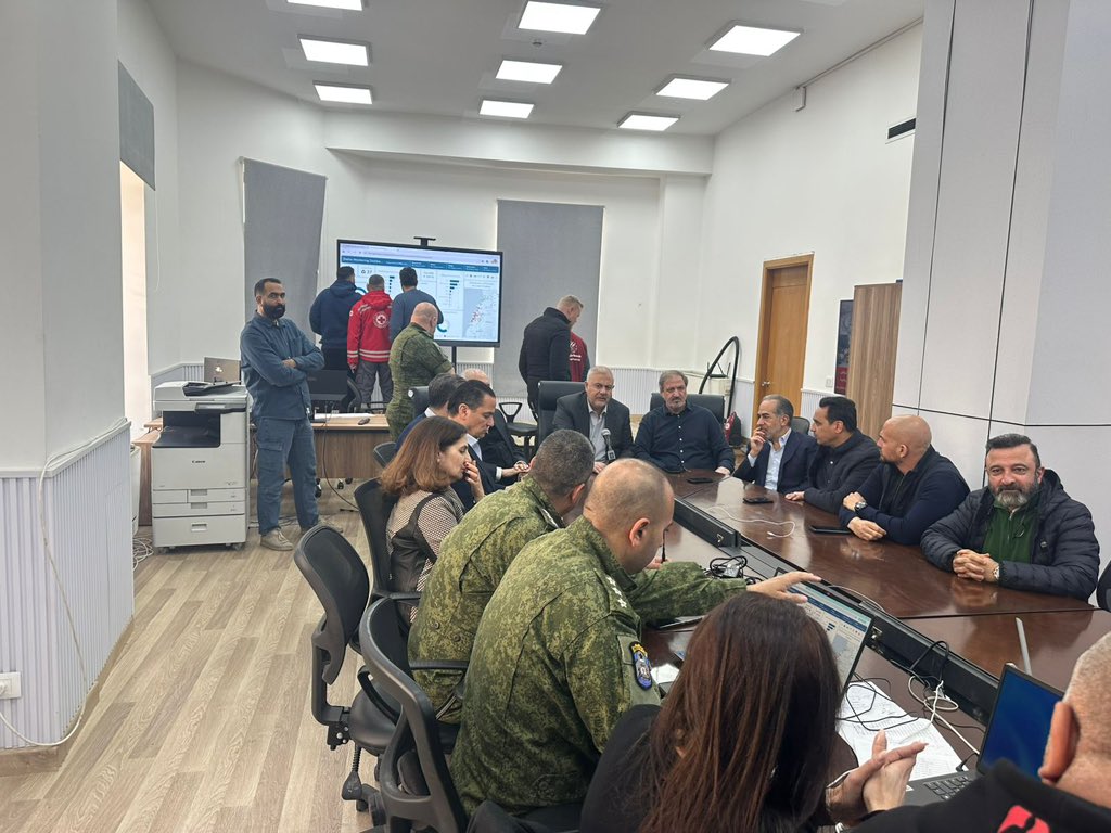 استقبلت #بلدية_بيروت عدداً من نواب العاصمة للتشاور في المستجدات الأمنية والاعتداءات على المدنيين، مع التأكيد على تحمّل الجميع المسؤولية لحماية سكان بيروت والنازحين، وبحث سبل تأمين حاجاتهم والتعاون مع المحافظات الأخرى لإيواء من يفترشون الطرقات والكورنيش حفاظاً على سلامتهم وكرامتهم