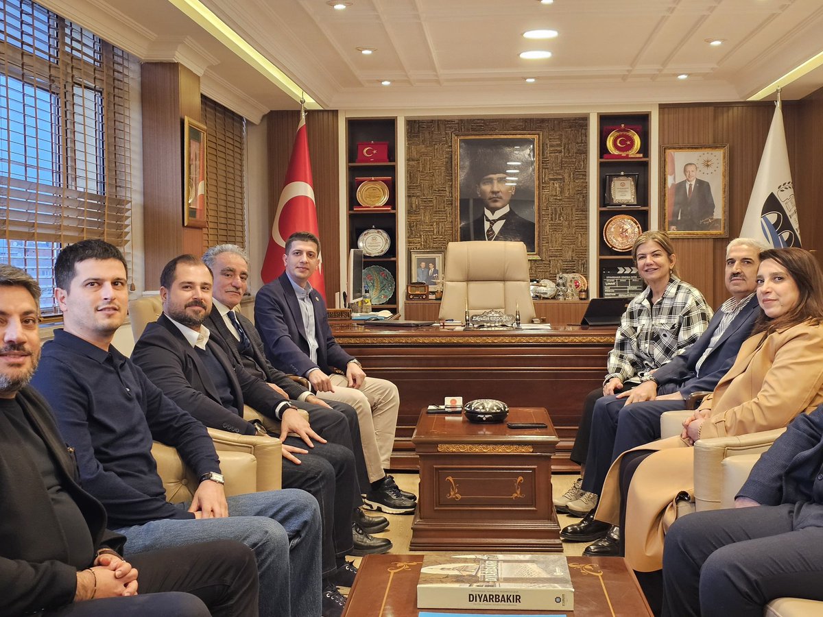İlçe Kaymakamımız Sayın Zikrullah Erdoğan’ı makamında ziyaret ettik.

Milletvekilimiz Sayın Suna Kepolu, İl Başkanımız Sayın Ömer İler, İl Başkan Yardımcımız Sayın Hayrettin Sümer ve Kadın Kolları Başkanımız ile birlikte gerçekleştirdiğimiz ziyarette ilçemize dair yürütülen