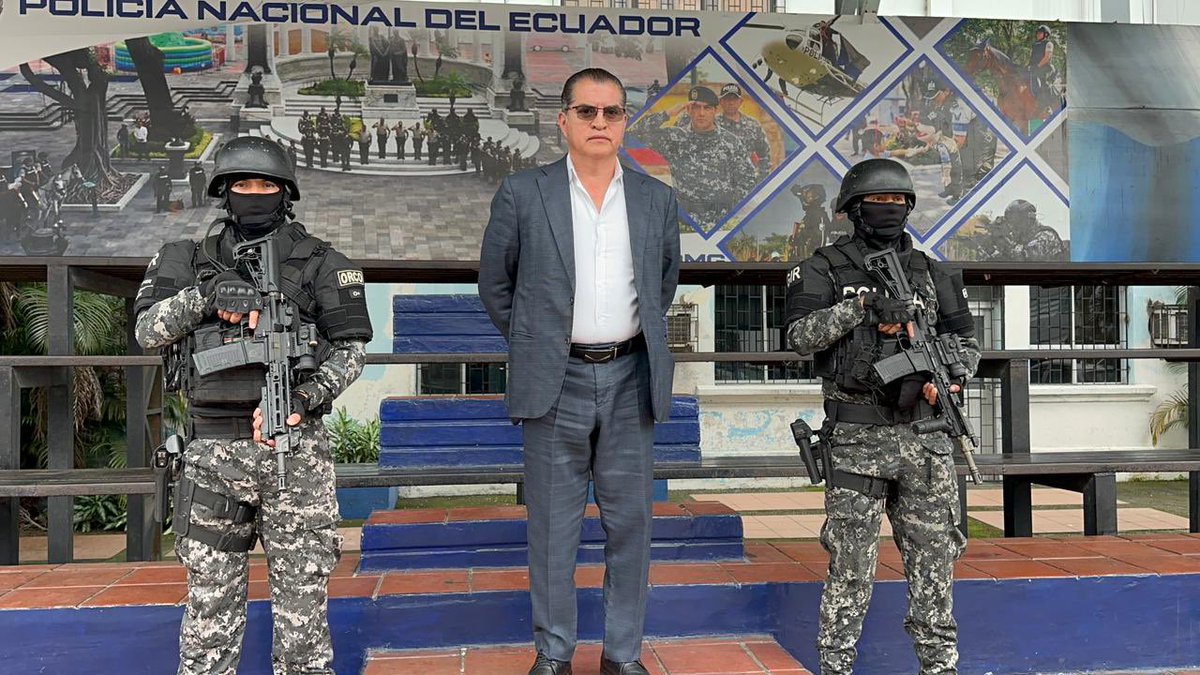 #URGENTE
El juez de Garantías Penales de Guayaquil Ángel Enrique Tapia,  fue detenido durante un operativo liderado por la <a href="/PoliciaEcuador/">Policía Ecuador</a> y <a href="/FiscaliaEcuador/">Fiscalía Ecuador</a> por presunto tráfico de influencias. 
Así lo informó el ministro del Interior John Reimberg. 
#ULTIMAHORA 
#ATENCIÓN