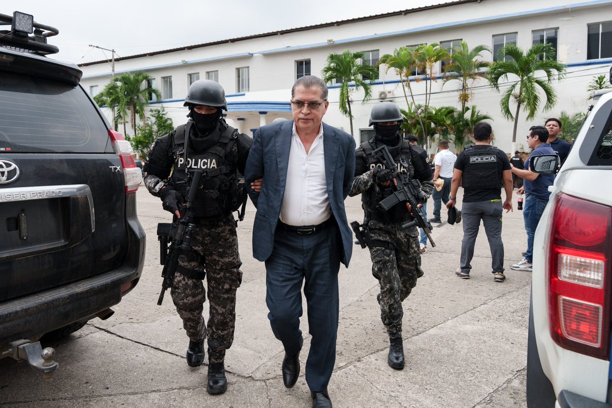FLACOMENDOZA1's tweet photo. #URGENTE
El juez de Garantías Penales de Guayaquil Ángel Enrique Tapia,  fue detenido durante un operativo liderado por la @PoliciaEcuador y @FiscaliaEcuador por presunto tráfico de influencias. 
Así lo informó el ministro del Interior John Reimberg. 
#ULTIMAHORA 
#ATENCIÓN https://t.co/TXQAsqJ2q5