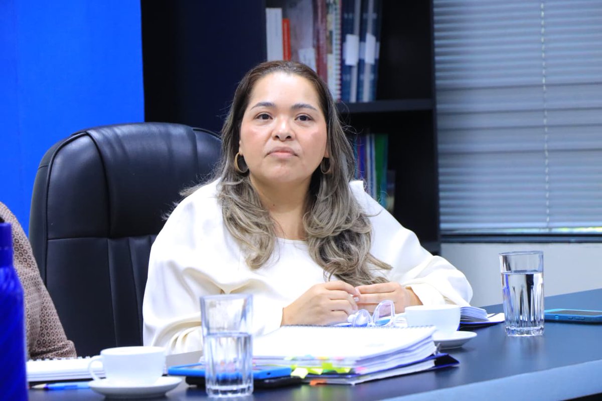 PDDHElSalvador's tweet photo. En representación de #ProcuradoraDDHH @RaqueldeGuevara, #AdjuntaDDHH Mireya Tovar encabezó reunión informativa sobre Sistema de Gestión Antisoborno, realizada por #OficialDeCumplimiento y dirigida a Adjuntas y Adjuntos de #PDDH en atención al cumplimiento de la política del tema. https://t.co/J1fWtJyo52