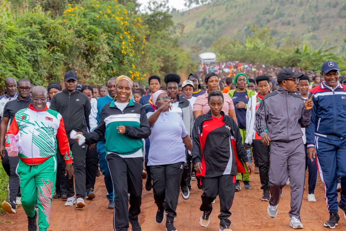 À l'issue de cette conférence, les #Bakenyererugamba ont participé à une activité sportive et à des exercices physiques pour promouvoir leur santé. Cyriaque Nshimirimana, SGA du <a href="/CnddFdd/">CNDD-FDD</a>, a exprimé sa gratitude envers SE <a href="/Burundi1stLady/">Angeline Ndayishimiye Ndayubaha</a> pour cette initiative qu'elle a lancée.
