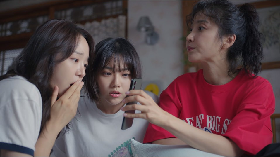 __kdramaland's tweet photo. something about having three female siblings makes a drama extra special 

#InYourRadiantSeasonEp6
#InYourRadiantSeason
#WelcomeToSamdalri #LittleWomen https://t.co/mxHKM6aVq2