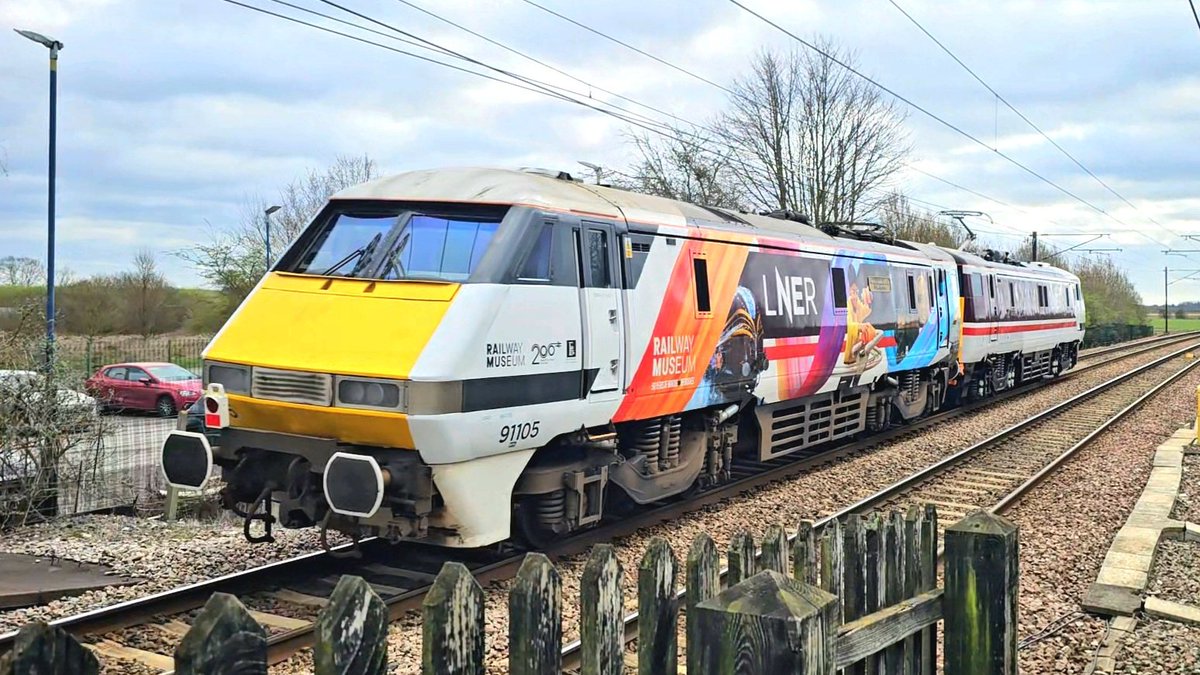 Harrod15S's tweet image. 91124 &amp;amp; 91105 passing sedately through Adwick this morning 13/03/26 working 0Z24 Neville Hill to Doncaster #class91 #trains #Doncaster #LNER @225groupuk