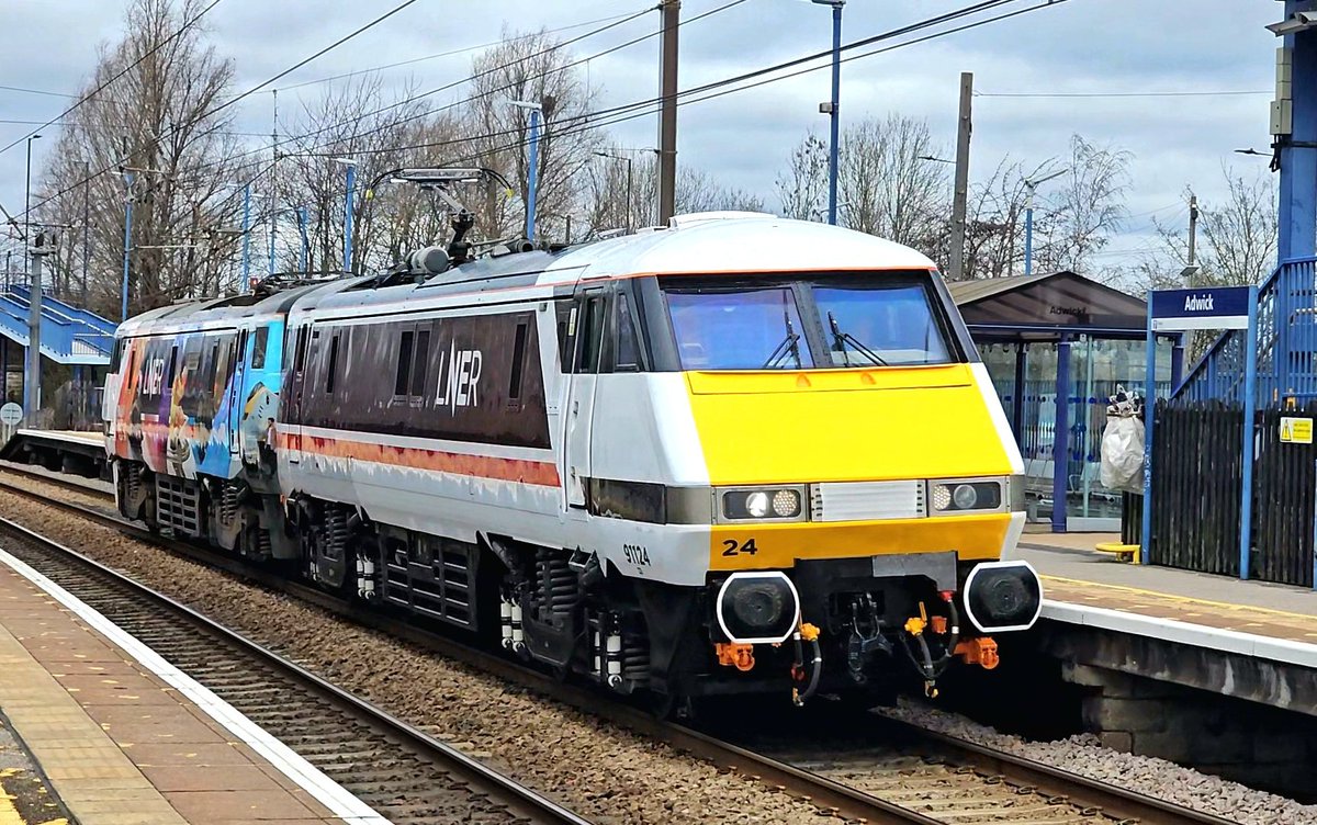 Harrod15S's tweet image. 91124 &amp;amp; 91105 passing sedately through Adwick this morning 13/03/26 working 0Z24 Neville Hill to Doncaster #class91 #trains #Doncaster #LNER @225groupuk