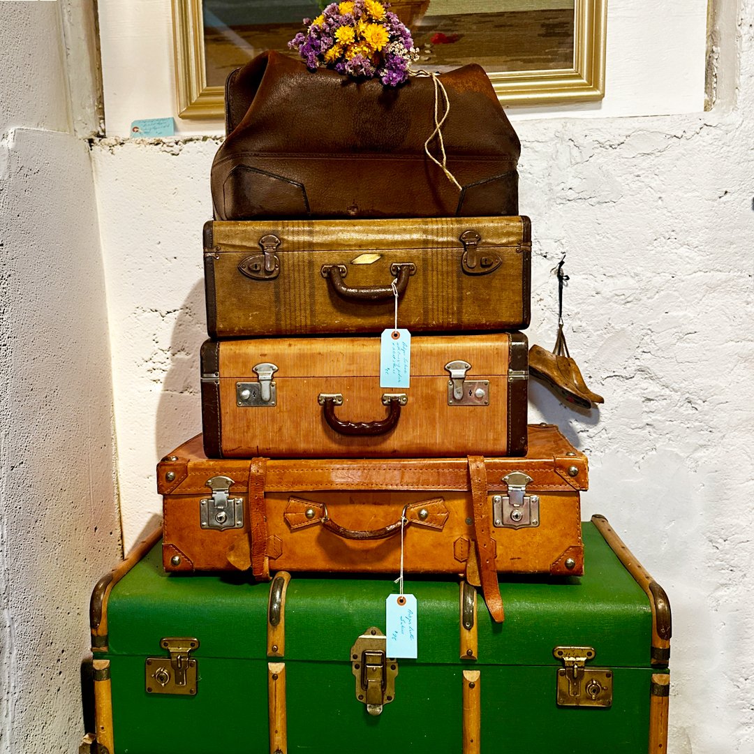 AberfoyleMrkt's tweet photo. Vintage suitcases stacked with history. 🧳Perfect for décor, storage, or your next adventure.

Mark your calendar, folks — the Aberfoyle Antique Market opens Sunday, April 26! We can't wait to see you all!
#AberfoyleAntiqueMarket https://t.co/Jg7dAJDMVF