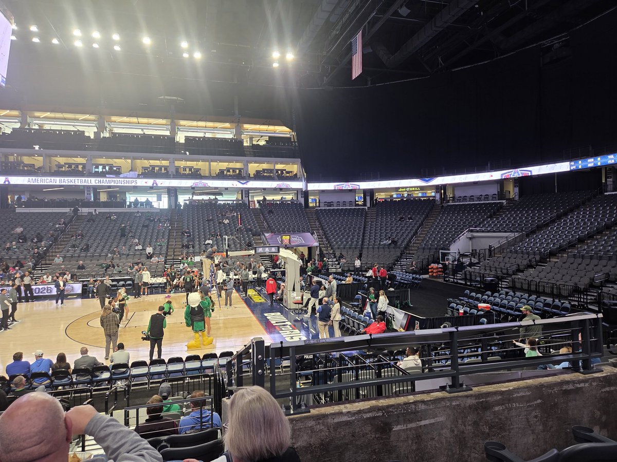 danielblanken's tweet photo. Still no band for @MeanGreenMBB. https://t.co/pCN2VLLDi7