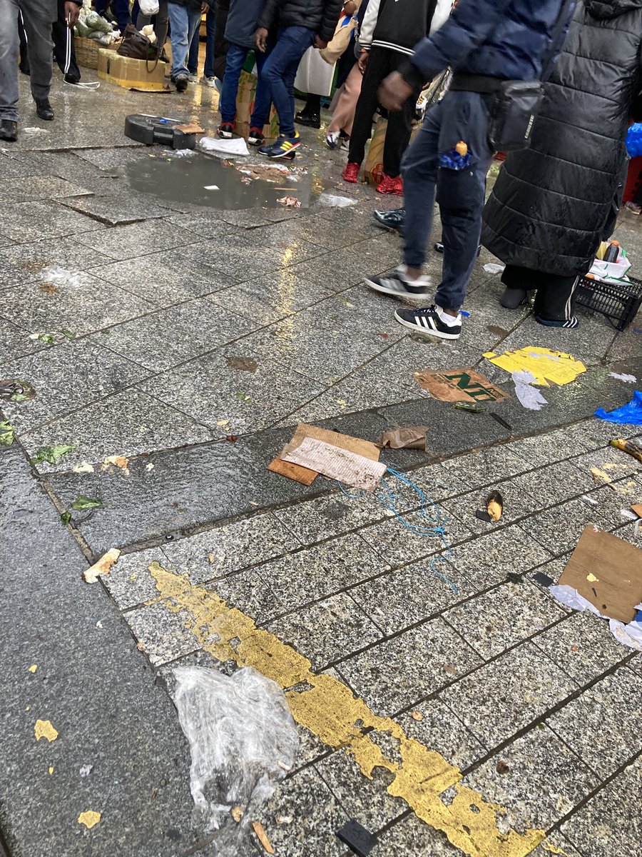 Patauger dans la saleté, ne pas pouvoir avancer à cause des vendeurs à la sauvette. #chateaurouge, vendredi, 18h <a href="/prefpolice/">Préfecture de Police</a> <a href="/KevinHavet/">Kévin Havet</a> <a href="/EricLejoindre/">Eric Lejoindre</a>