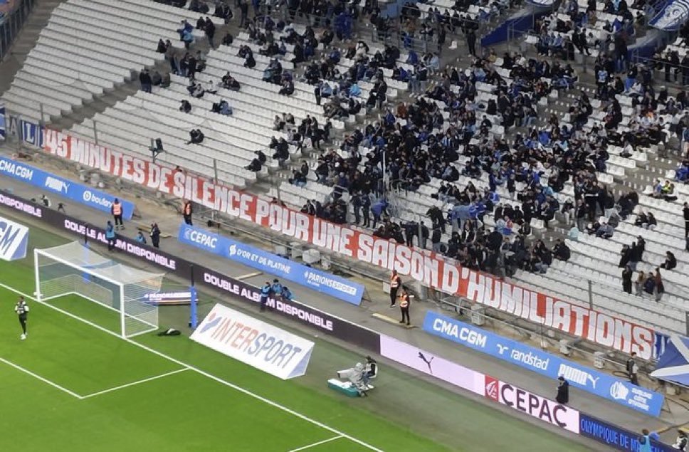 _BeFootball's tweet photo. « 𝟰𝟱 𝗠𝗜𝗡𝗨𝗧𝗘𝗦 𝗗𝗘 𝗦𝗜𝗟𝗘𝗡𝗖𝗘 𝗣𝗢𝗨𝗥 𝗨𝗡𝗘 𝗦𝗔𝗜𝗦𝗢𝗡 𝗗'𝗛𝗠𝗜𝗟𝗜𝗔𝗧𝗜𝗢𝗡𝗦 » 🤬🔇

Le Virage Sud boycott la première période de ce OM - Auxerre au Vélodrome.

📸 @brunoblanzat https://t.co/DltvkhnrMp