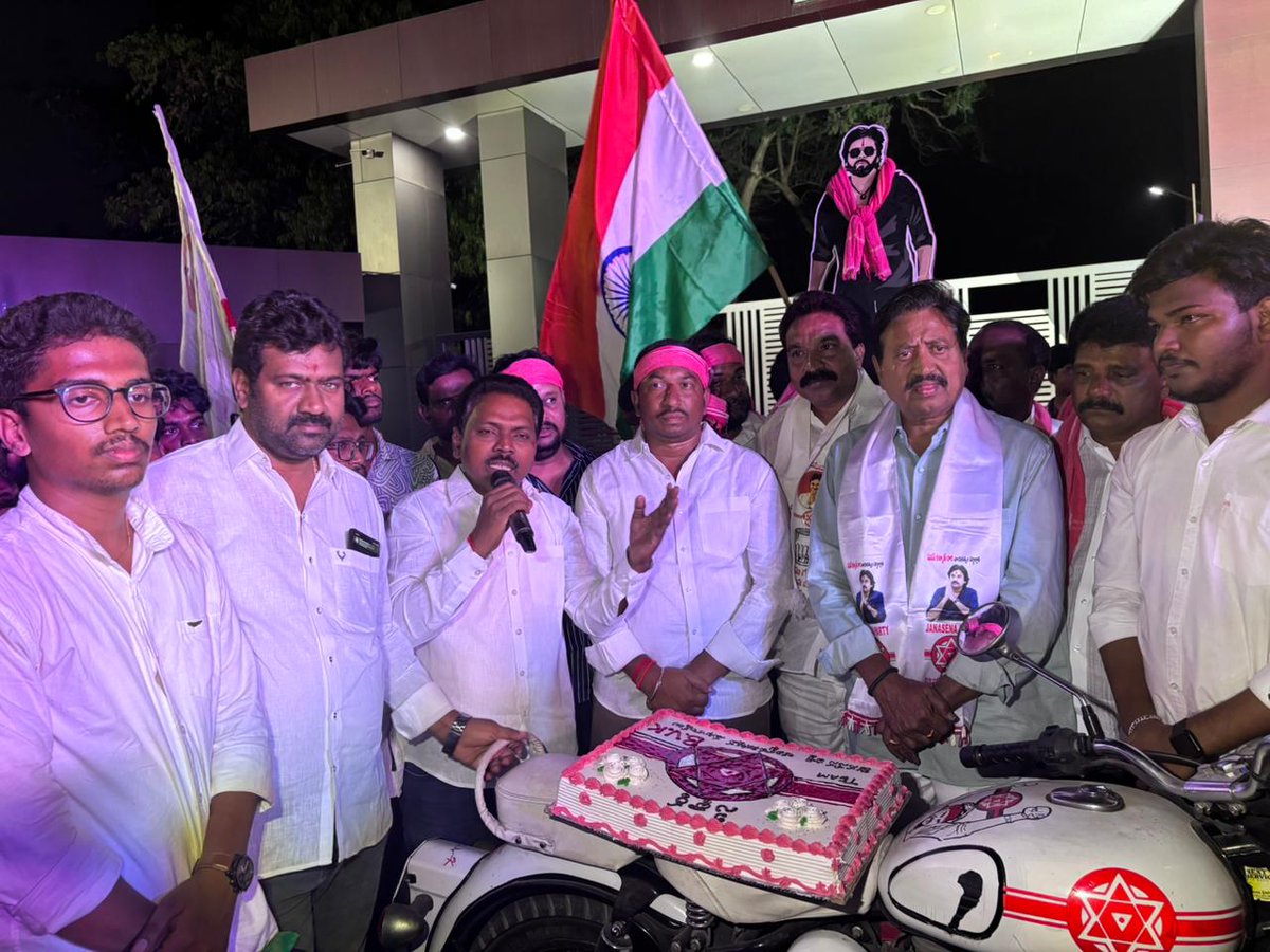 JeevaVaddi's tweet photo. #JanasenaPartyOffice 
#janasenaparty 
విజయవాడ, కానూరులోని  VR సిద్ధార్థ ఇంజనీరింగ్ కళాశాల వద్ద  పెనమలూరు నియోజకవర్గం లో  నిర్వహించిన జనసేన పార్టీ ఆవిర్భావ దినోత్సవ వేడుకలు https://t.co/i5rsaoDQ0P