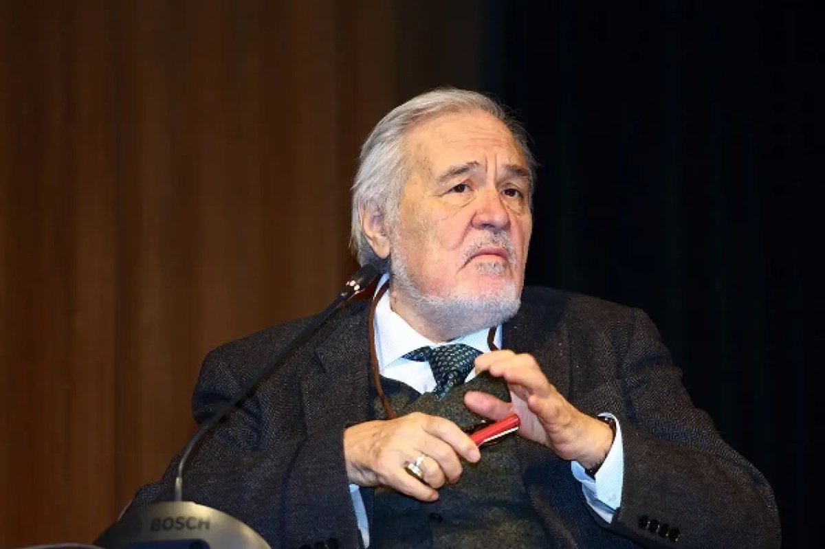 İlber Hoca göçtü gitti.

Arkasından konuşan çok…
Kimi “ılıktı” der, kimi “ne dediği belli değildi” diye burun kıvırır. Hele o bizim yeni yetme dindarlar, sakalı bıyığı yeni terleyenler… Yiğitliği bugün her köşe başında bağırmak sanıyorlar.

Sanıyorlar ki kimlik dediğin,