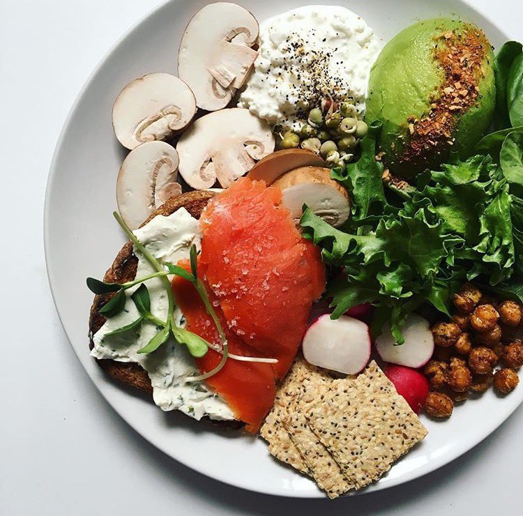 💥Muchos creen que la parte difícil es ejercitarse 1 hora pero lo verdaderamente difícil es controlar lo que pones en tu plato las otras 23... 70% alimentación 30% ejercicio 💪 #fitness #nutrición