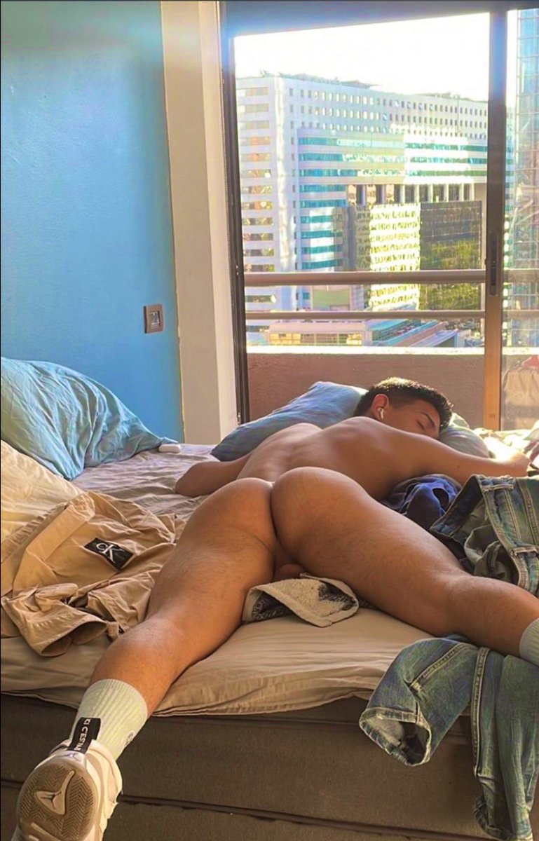 yourcutieboyx's tweet photo. RT if you want to go wake him up https://t.co/6mnb1sD6az