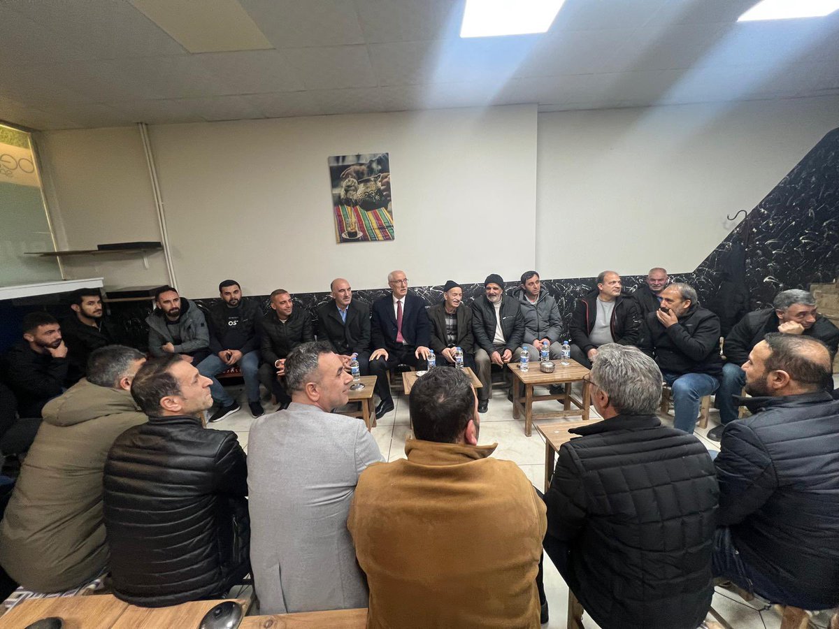 📍Karşıyaka Mahallesi / Bingöl

İftar sonrası güzel bir muhabbet ortamında Karşıyaka mahallemizin kıymetli sakinleriyle bir araya gelip hasbihal ettik. Samimiyetin, kardeşliğin ve dayanışmanın hissedildiği bu güzel buluşma için tüm hemşehrilerimize gönülden teşekkür ediyorum.