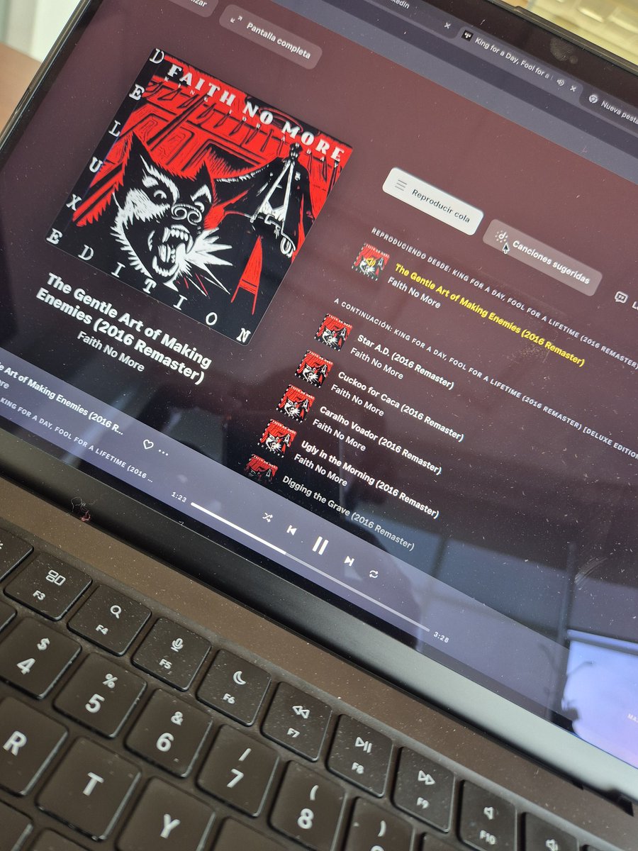 Celebrando al cumpleañero.

#NowStreaming King for a Day, Fool for a Lifetime

#FaithNoMore