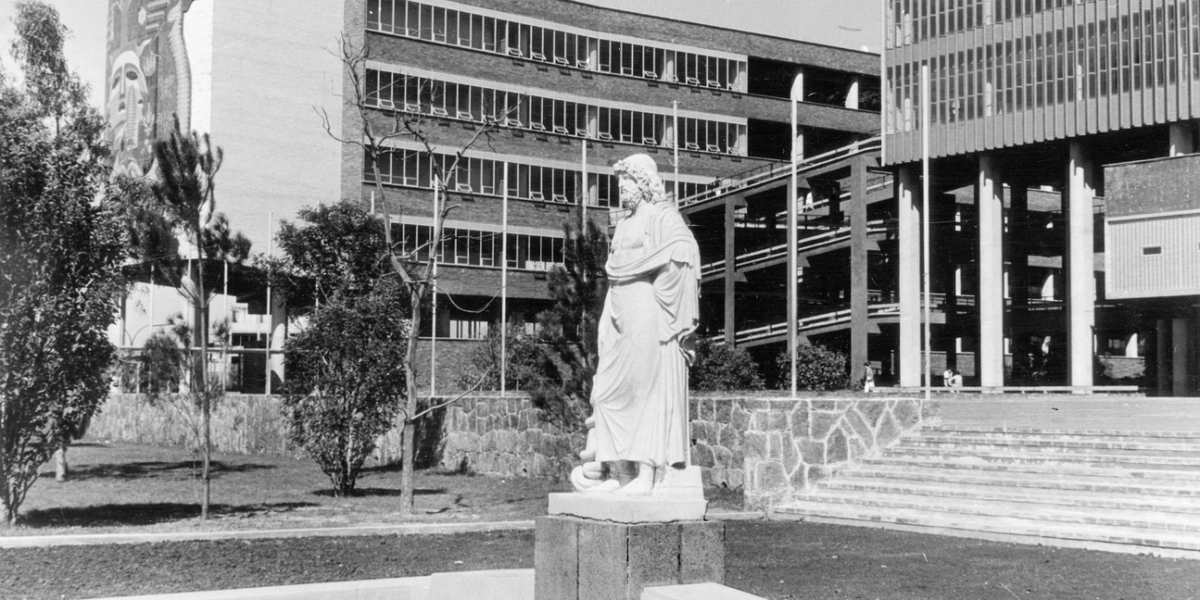 FacMedicinaUNAM's tweet photo. El 17 de marzo de 1956 la Escuela Nacional de Medicina cerró sus puertas en la Plaza de Santo Domingo para trasladarse a su sede actual. Este cambio representó la integración de la comunidad médica al proyecto de modernidad de Ciudad Universitaria. #GacetaFacMed https://t.co/Iapr52pSQb