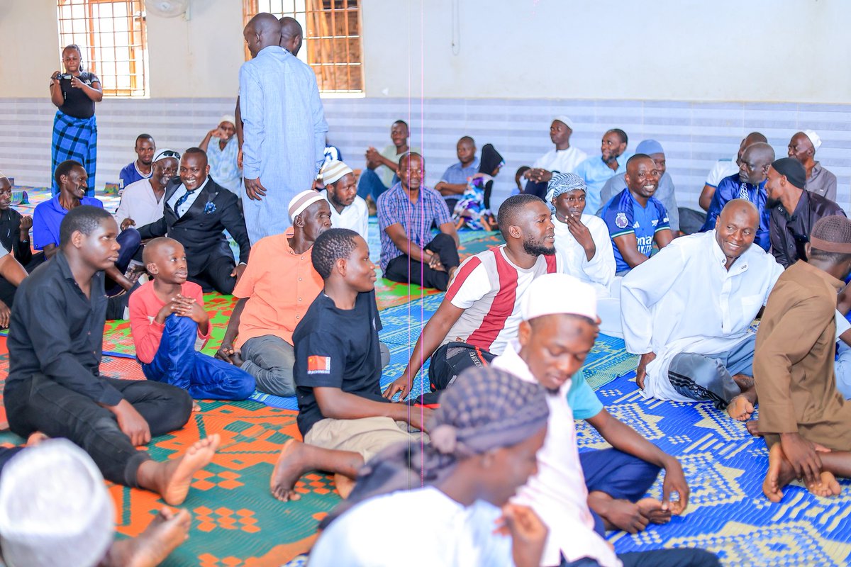 Godie_luyos's tweet photo. We have today Donated 10 prayer mats(Emisaalo) to Naguru Go Down Masjid Swalihin via our SSEMADONGO INVESTMENT CLUB, formed by @TheAfrigo band fans. Thanks to Chairman Al Hajji Abbey Mukiibi Nkaaga &amp; team for choosing Nakawa. 
May Allah accept our Sadaqah 🙏 https://t.co/nsjkHYvaWH