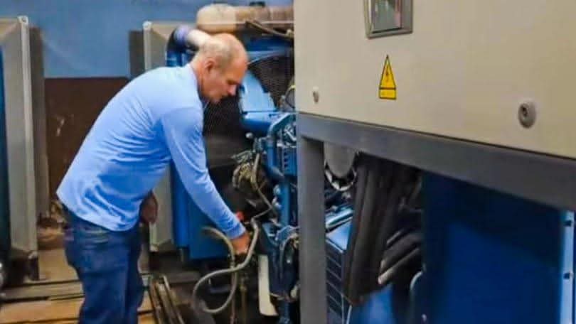 LidiaHid's tweet photo. @taniavel76 @MINCOMCuba @ToroOdalys @AlonsoSybel @AIglesiasreyes @fitocu Se realiza un gran esfuerzo en condiciones de escasez de combustible para mantener ante prolongadas afectaciones del fluido eléctrico los servicios de telecomunicaciones. No ha sigo posible mantener la disponibilidad del año 2025 debido al recrudecido bloqueo. #EtecsaConCuba https://t.co/YaI6UyJEpT