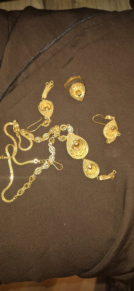 *A sister heard our call and answered it with her gold set.*

The Prophet ﷺ said: "Verily, in Paradise are two gardens with silver vessels and two gardens with golden vessels." [Bukhārī &amp; Muslim, from Abū Mūsā al-Ashʿarī]

May Allāh accept from her, replace what she gave many