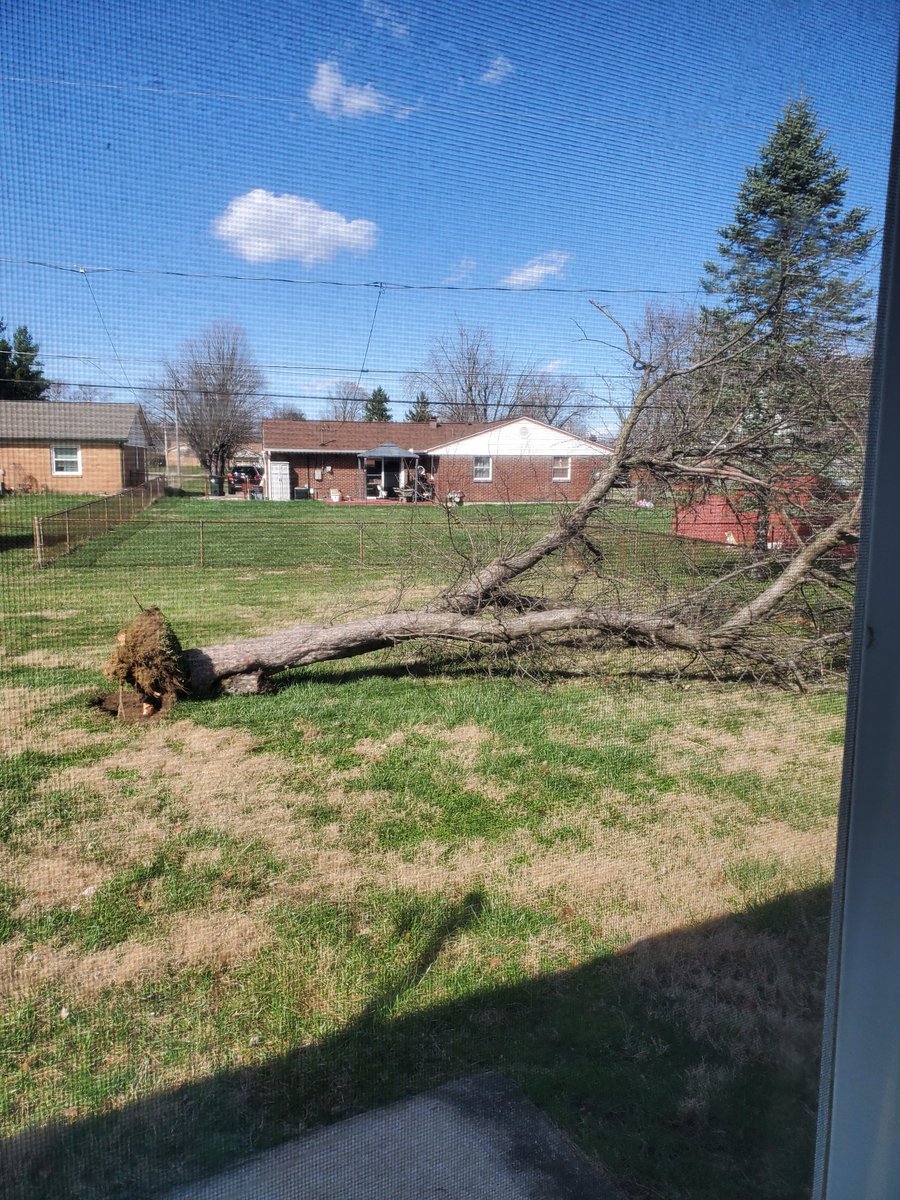 jojosweda's tweet photo. @ryanhallyall 
Wind damage SW Ohio 3 miles from Dayton International Airport https://t.co/03tHif0E14