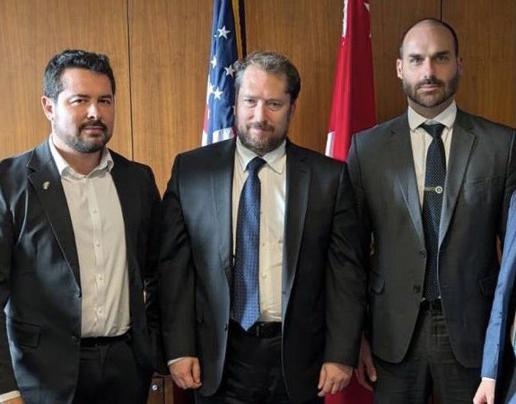 O motivo principal da visita do tal assessor de Trump era conspirar com Bolsonaro. No governo Trump, ele forma na ala da extrema direita (sim, existe isso!). Tem foto dele com o Bananinha e o neto do general Figueiredo, o último dos ditadores brasileiros. O Itamaraty percebeu a