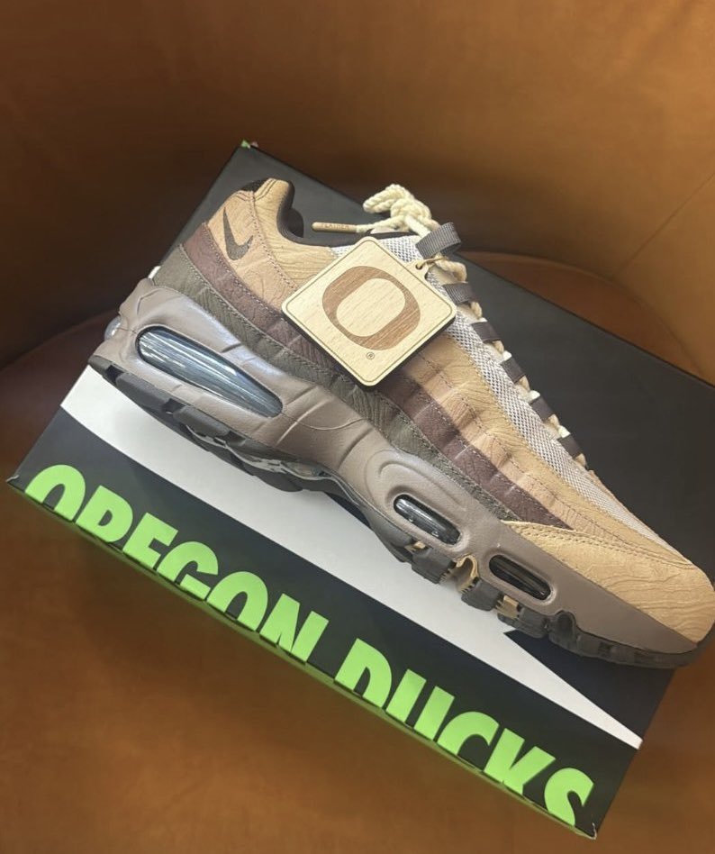 Ovrnundr's tweet photo. First Look: Oregon Ducks x Nike Air Max 95 “Lumber Yard” 🦆 

• $250
• March 2026 https://t.co/ecYVYRBhRA