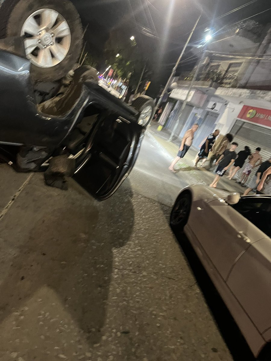 AlejandroOK_i's tweet photo. Es increíble lo bendecido que estoy..
A un pie y estaba arriba de mi auto estacionado , gracias Dios https://t.co/TwdPeV0Nga