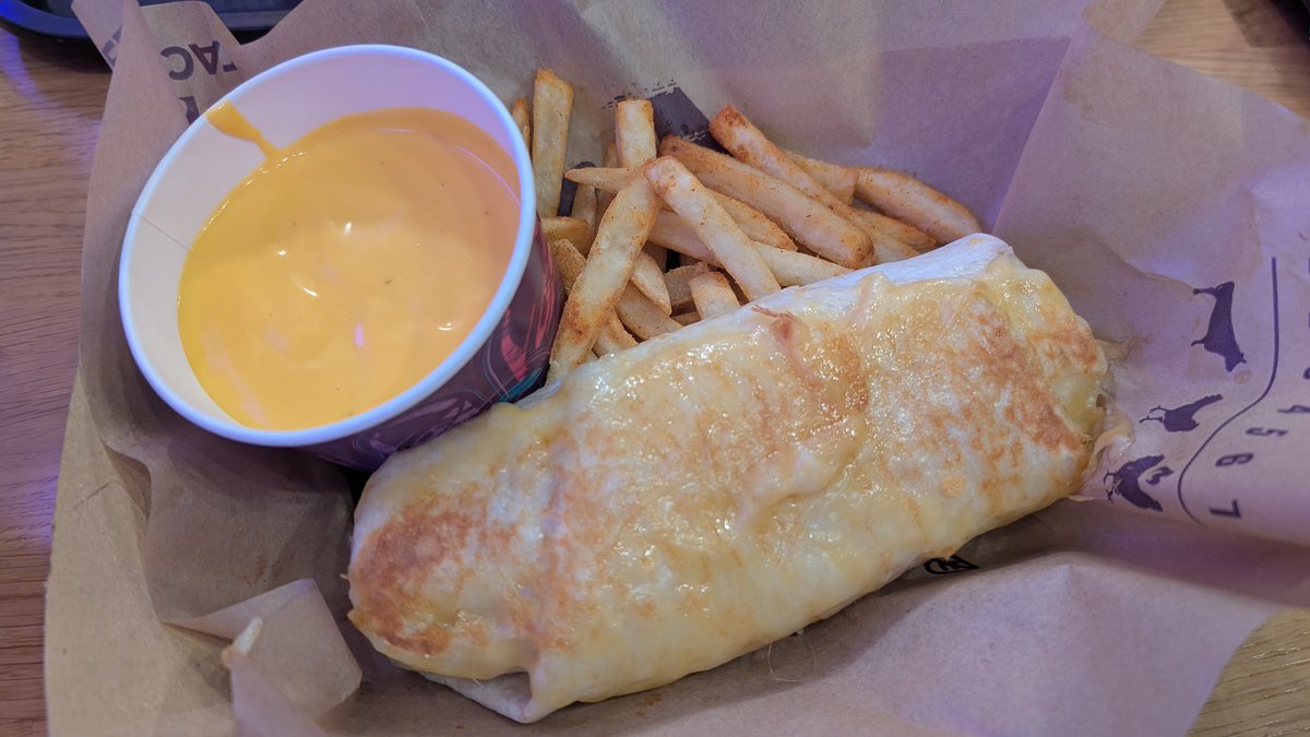MorganaCozyDev's tweet photo. Cheat day pero es que el puto quesarito me puede.. https://t.co/CVVMZFUCEw