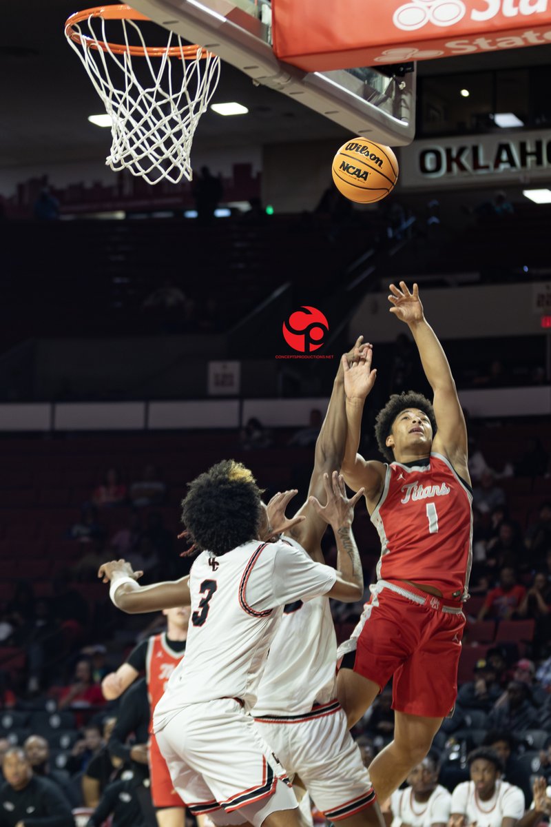 JwiggNBA's tweet photo. The @CATitansMBB leads cross town rival Del City 33-20 at the half of the class 5A semi final game.
@JwiggNBA for @MWC_Beacon https://t.co/eGRrkXFeZl